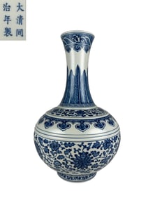 TONGZHI MARK BLUE&WHITE GLAZE LONG NECK VASE