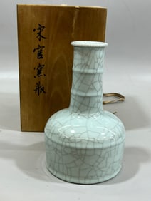 guan yao powder green glaze string pattern paper cone bottle