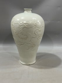 White glaze dragon pattern plum vase