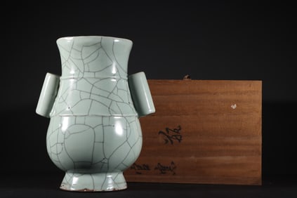 GUAN YAO LAVENDER GREY GLAZE DOUBLE EAR VASE