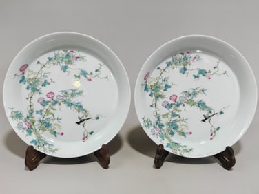 A PAIR YONGZHENG MARK FAMILLE ROSE GLAZE PLATE
