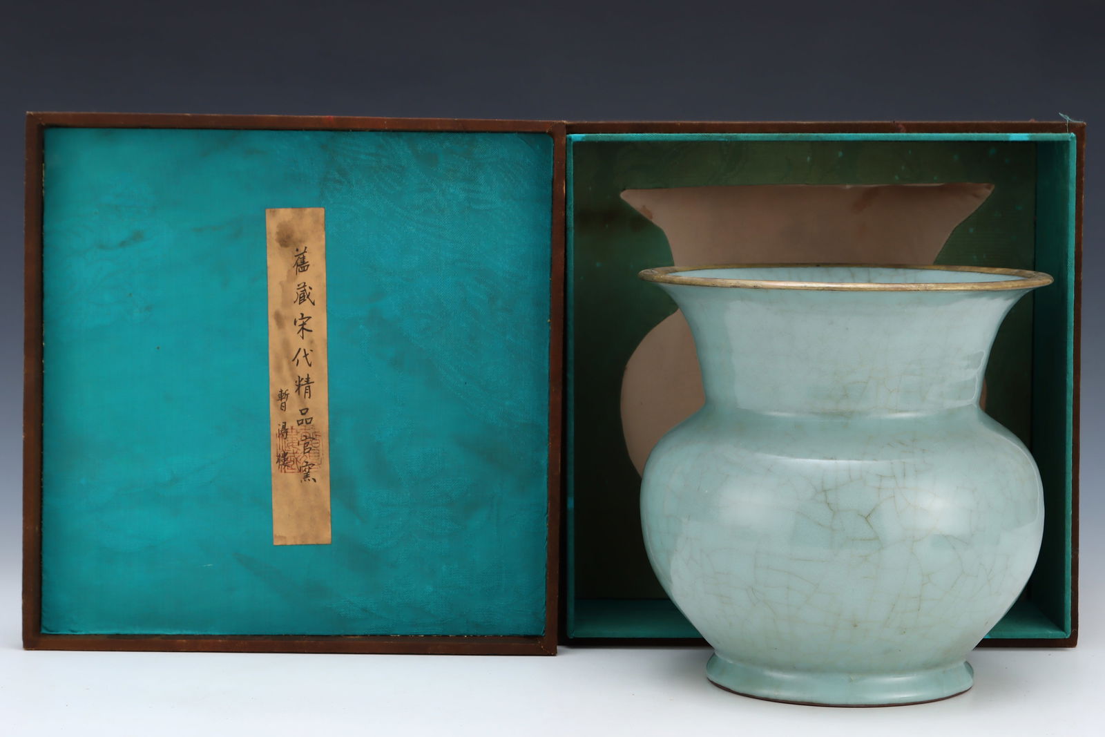 GUAN YAO CELADON GLAZE SLAG BUCKET: Height 20.2 cm / Belly-Diameter 20 cm