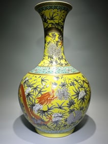 YONGQING CHANGCHUN MARK FAMILLE ROSE GLAZE VASE