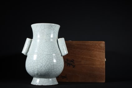 GUANYAO YUE WHITE GLAZE DOUBLE EAR VASE