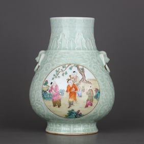 QIANLONG MARK BEAN GREEN FAMILLE ROSE GLAZE VASE