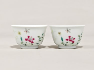 A PAIR YONGZHENG MARK FAMILLE ROSE GLAZE CUP