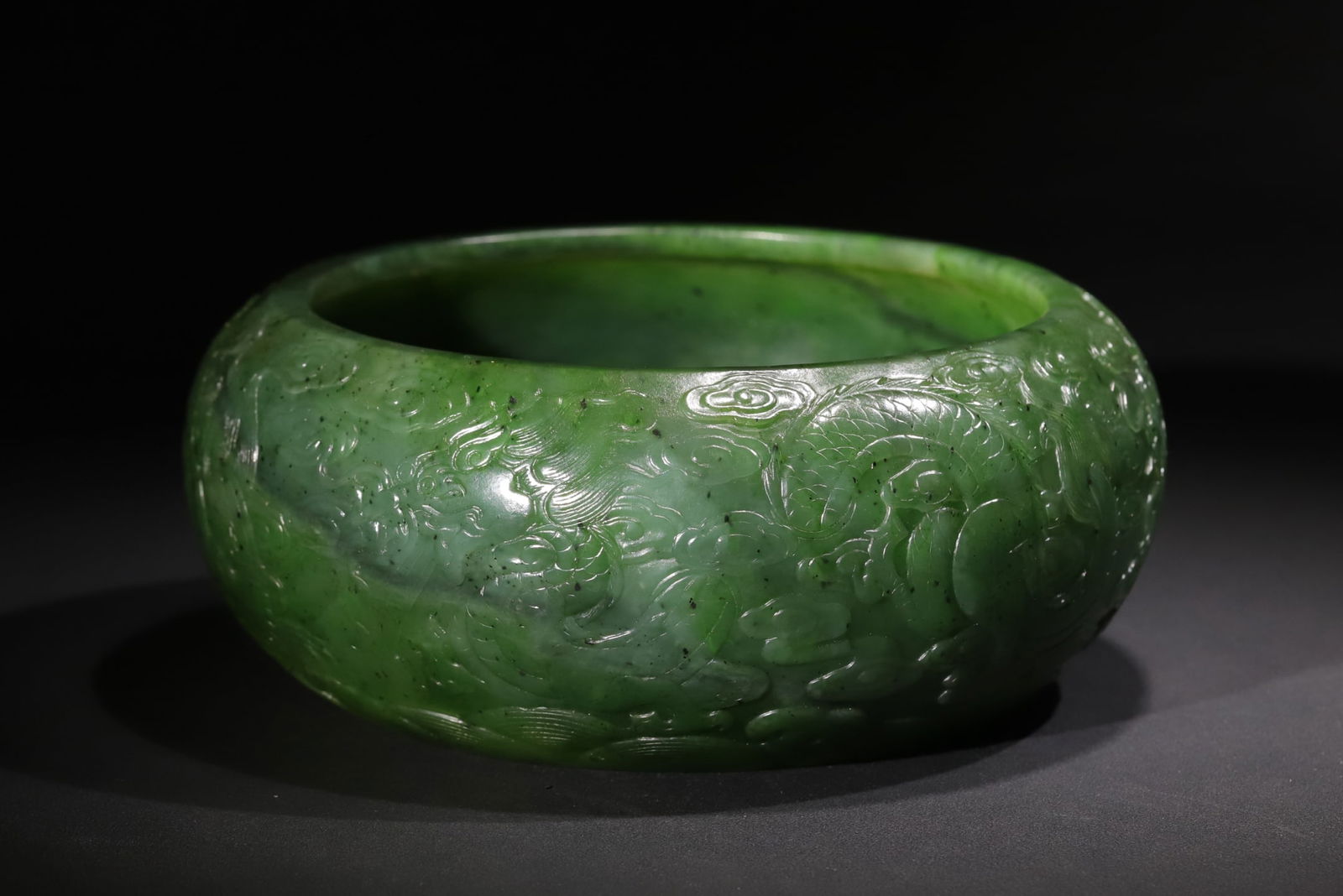 JASPER CARVED DRAGON BRUSH WASHER: Belly-Diameter 17 cm / Mouth-Diameter 13 cm / Height 7.2 cm