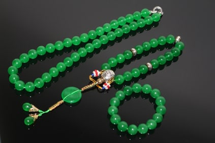 A SET JADEITE PENDANT