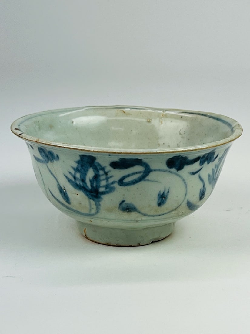 Ming 14th C Blue & White Floral Bowl “Fu?? Mark: Ming 14th C Blue & White Floral Bowl with “Fu” Mark.The bowl is of simple and elegant form, decorated with floral motifs in underglaze blue. The glaze is smooth with a soft sheen, and the over