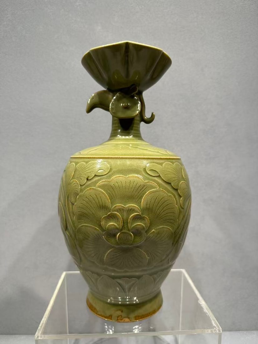 Five Dynasties / N Song 10th C Yaozhou Celadon Peony Phoenix Vase: Five Dynasties / Early Northern Song 10th C Yaozhou Celadon Carved Peony Phoenix-Head Vase.The vase is of elegant and well-balanced form, dating to the 10th century during the transitional period from