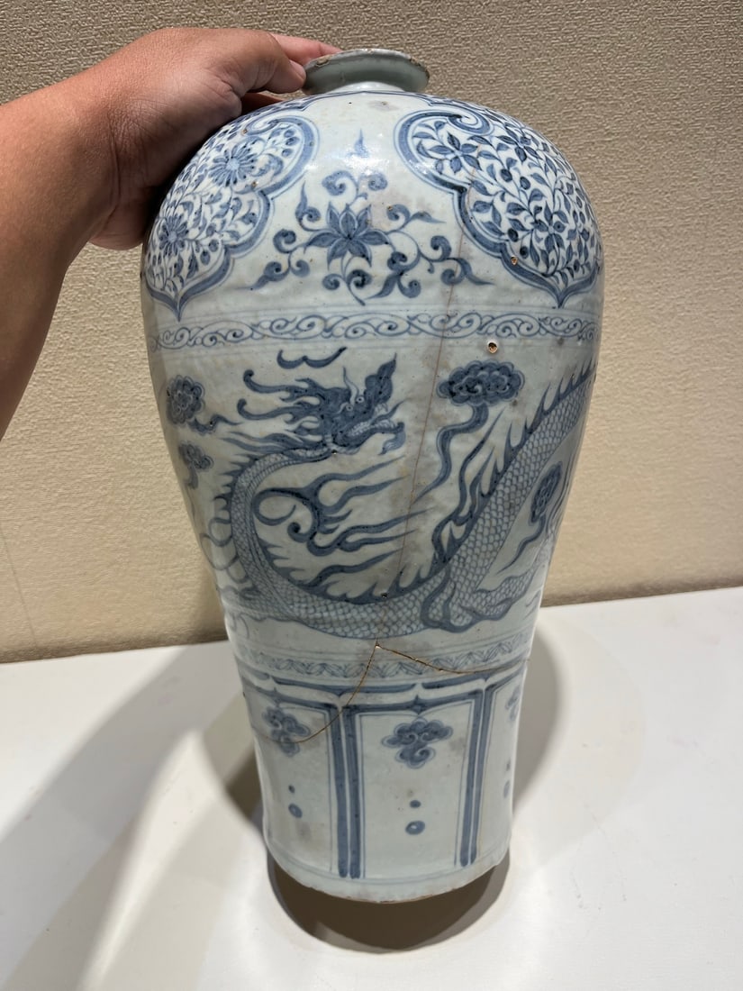 Yuan/Hongwu 14th C Blue & White Dragon Meiping Vase: Yuan / Hongwu period, 14th century, a blue and white ‘dragon’ meiping vase, the body is thick and sturdy, the form is elegant and well-proportioned, the shape is pleasing, the glaze is rich and