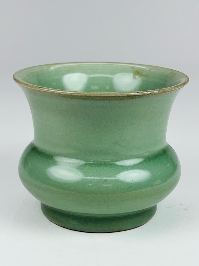 Yuan Dynasty (14th C) Longquan Kiln Celadon Spittoon (1 of 15)