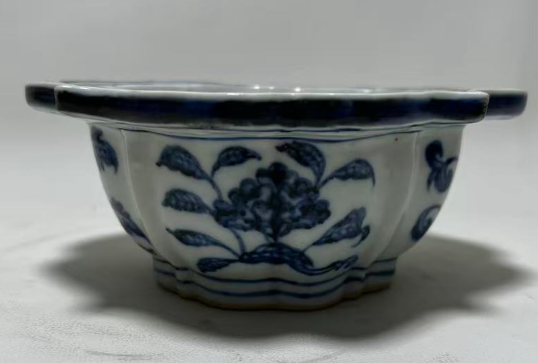 Yongle/Xuande 15th C Blue & White Lobed Washer: Yongle/Xuande Period (15th Century) Blue and White Floral Lobed Washer.Finely potted with a distinctive lobed form, this washer is decorated in underglaze cobalt blue with stylized floral sprays. The