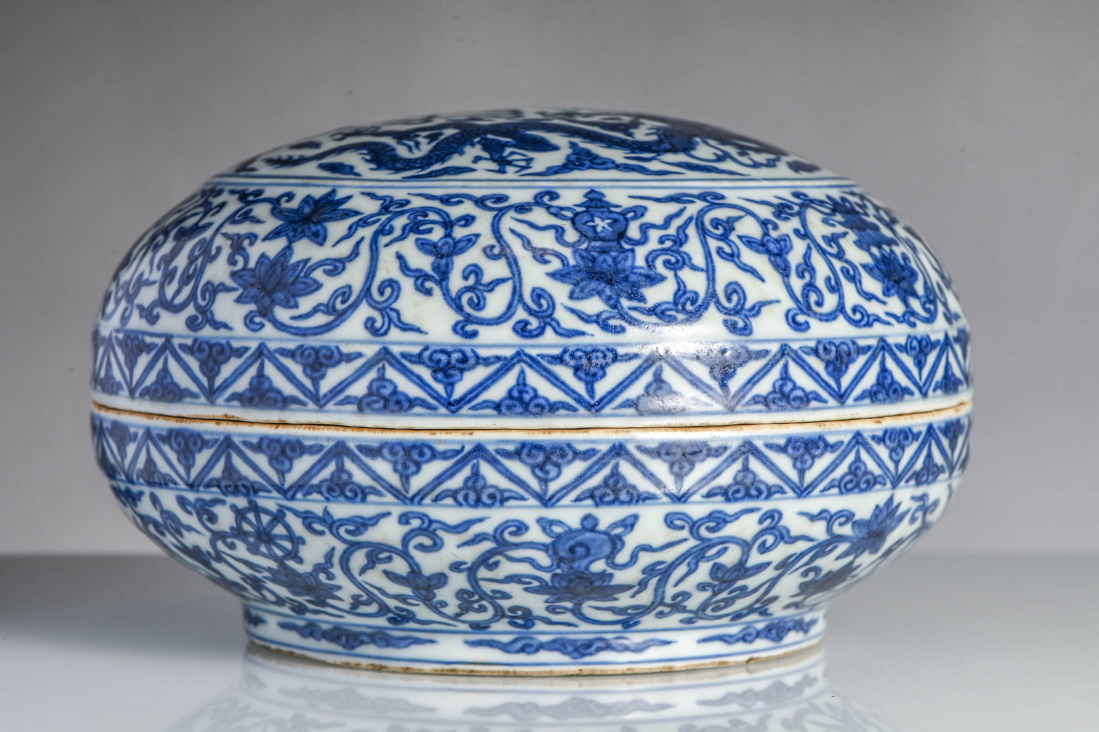 A blue and white 'Dragon' covered box: A BLUE AND WHITE 'DRAGON' COVERED BOX Description: Width:20cm, Height:12cm