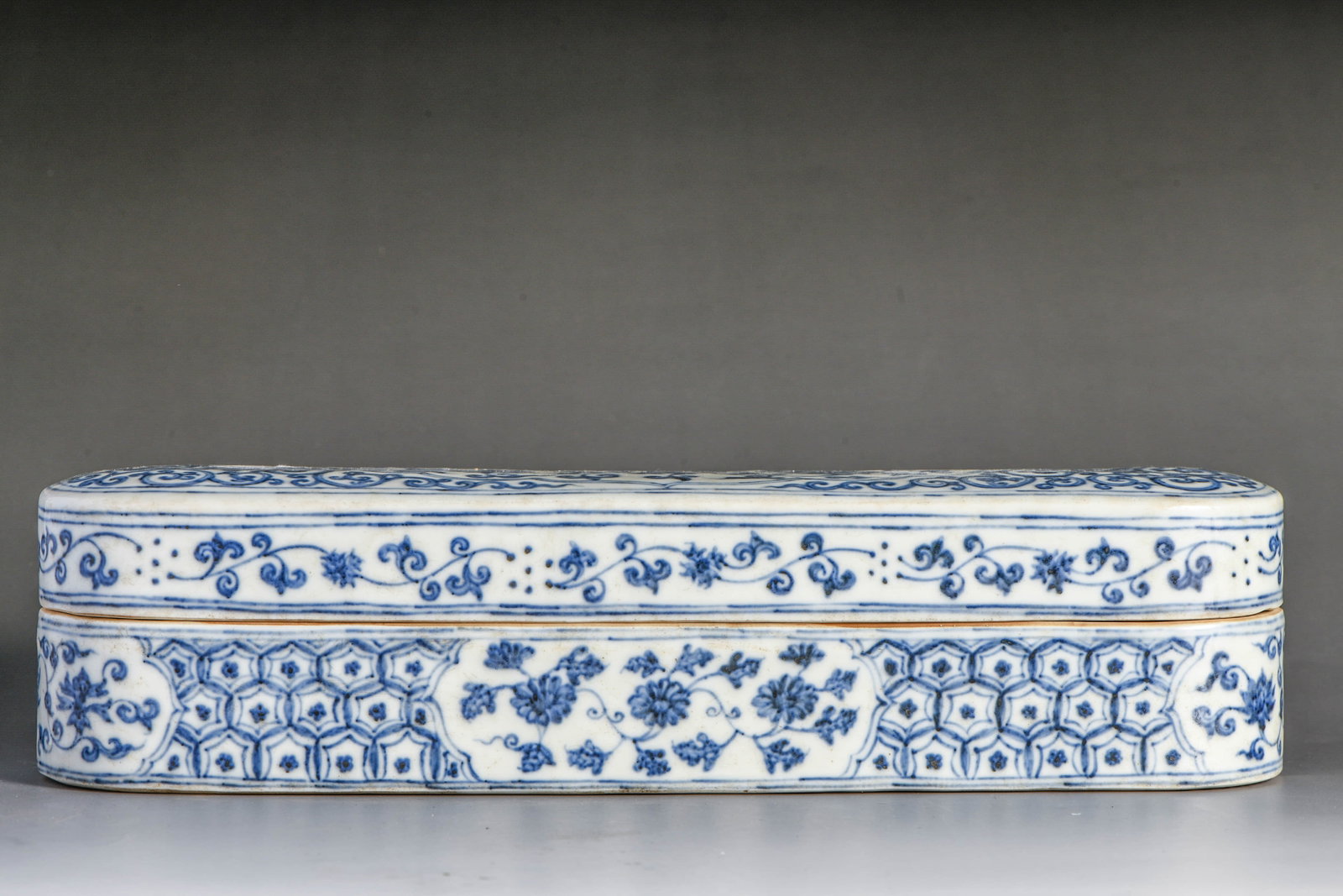 A blue and white 'Interlocking flowers' box - 2