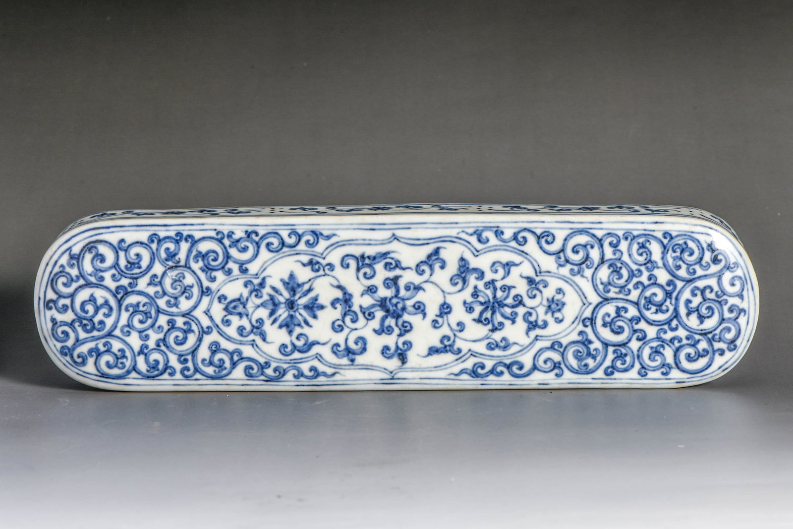 A blue and white 'Interlocking flowers' box - 3