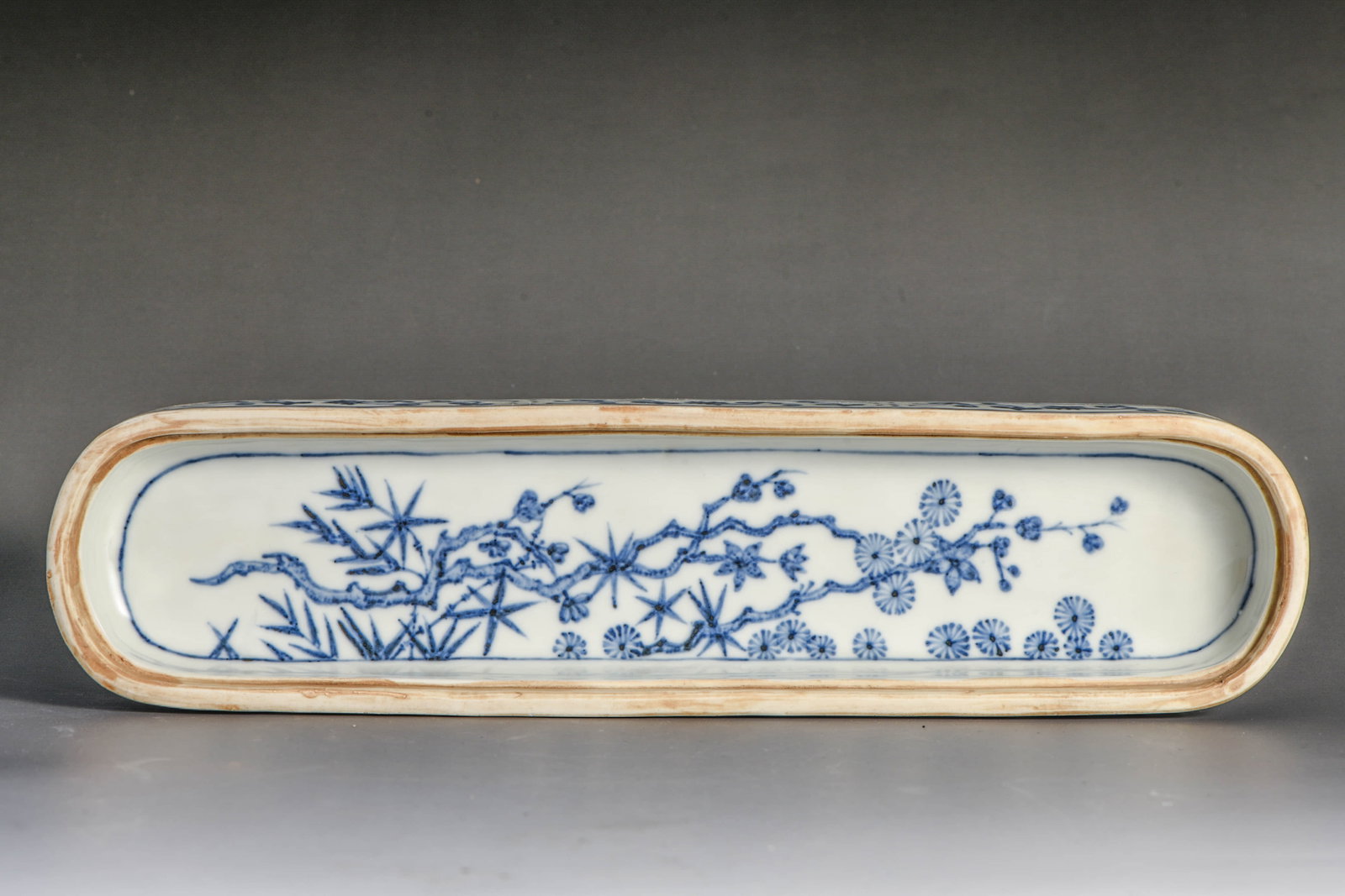 A blue and white 'Interlocking flowers' box - 4