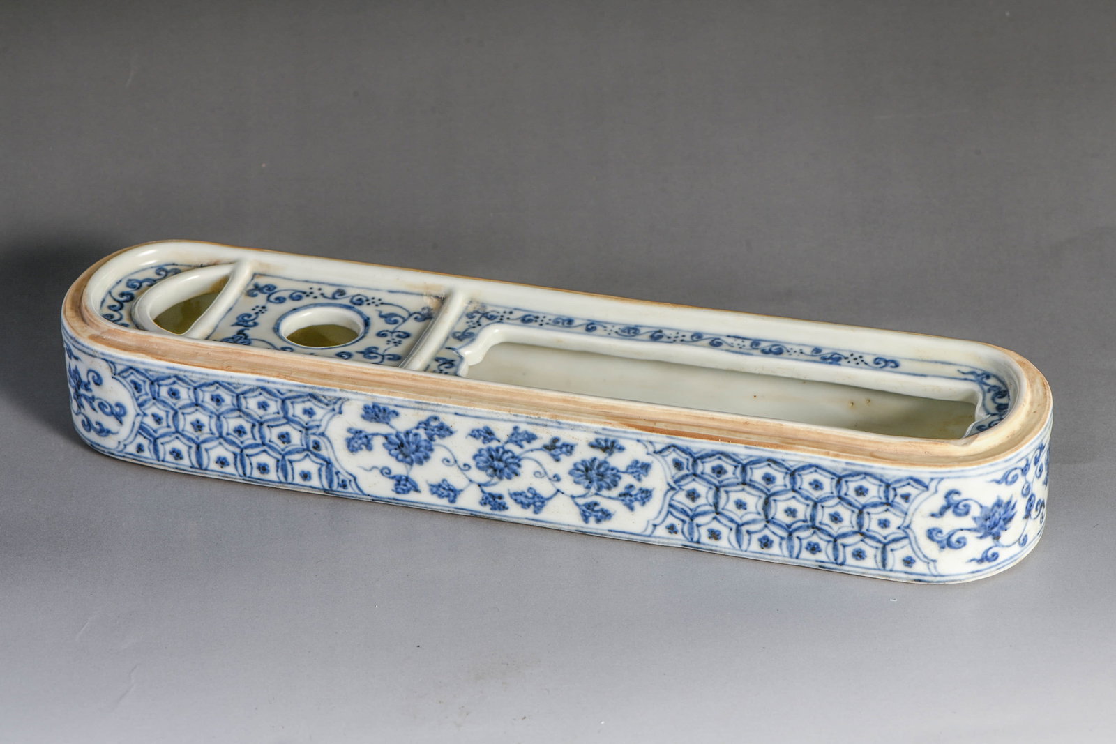 A blue and white 'Interlocking flowers' box - 5