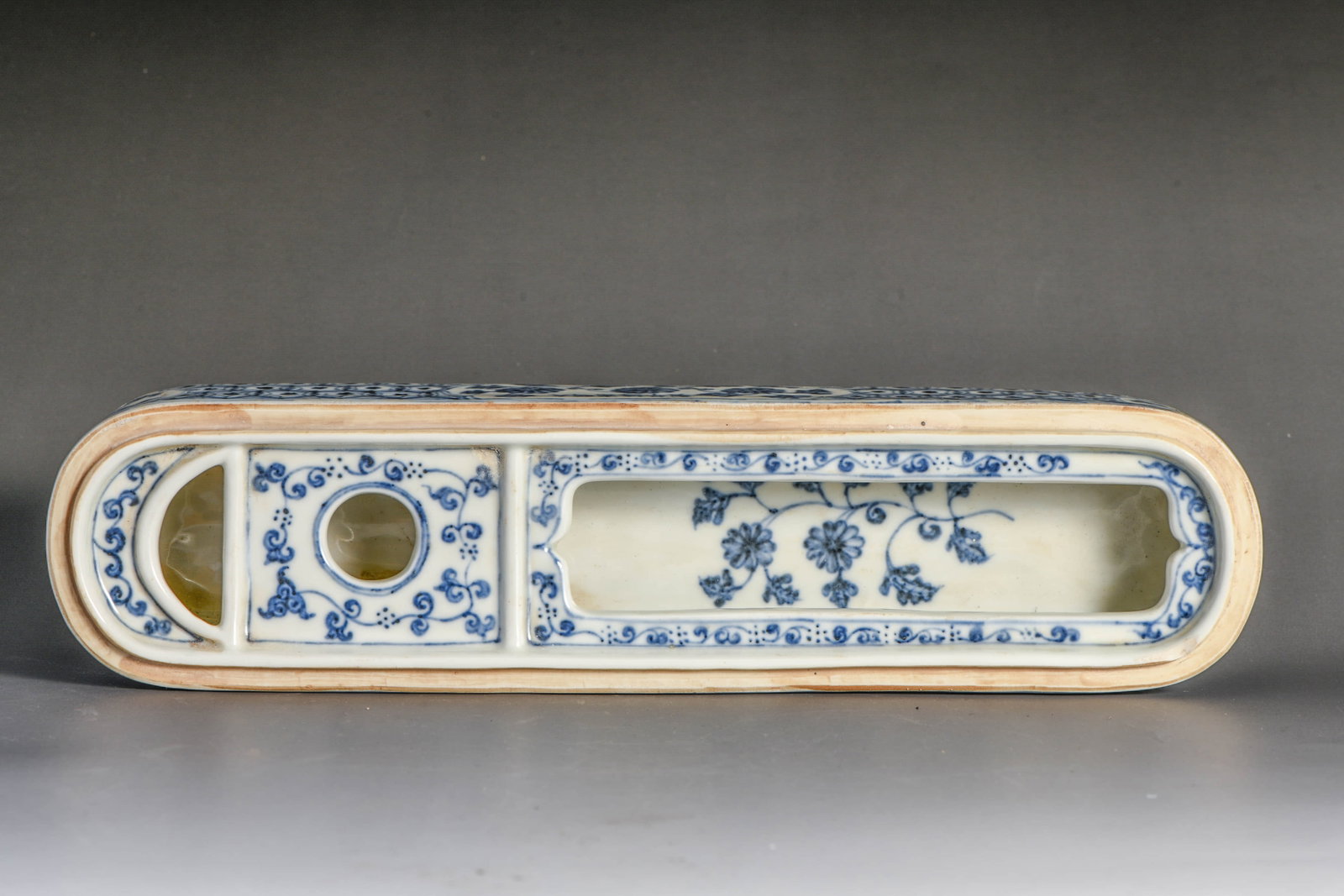 A blue and white 'Interlocking flowers' box - 6