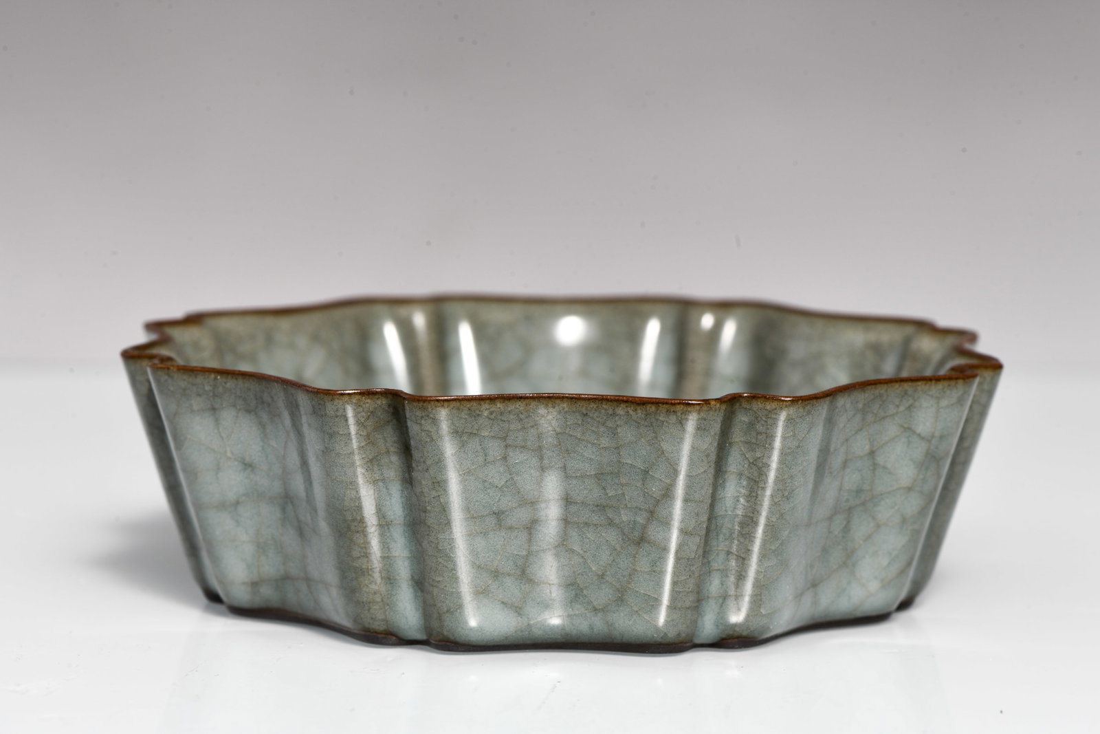 A Ge type chrysanthemum-shaped washer: A GE TYPE CHRYSANTHEMUM-SHAPED WASHER Description: Width:12cm, Height:3.5cm