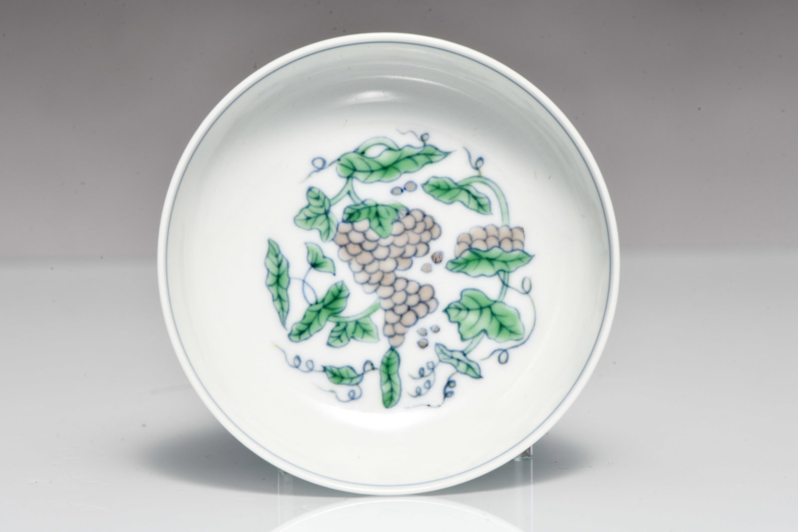 A doucai 'Interlocking grapes' small dish: A DOUCAI 'INTERLOCKING GRAPES' SMALL DISH Description: Width:8.2cm, Height:2.5cm