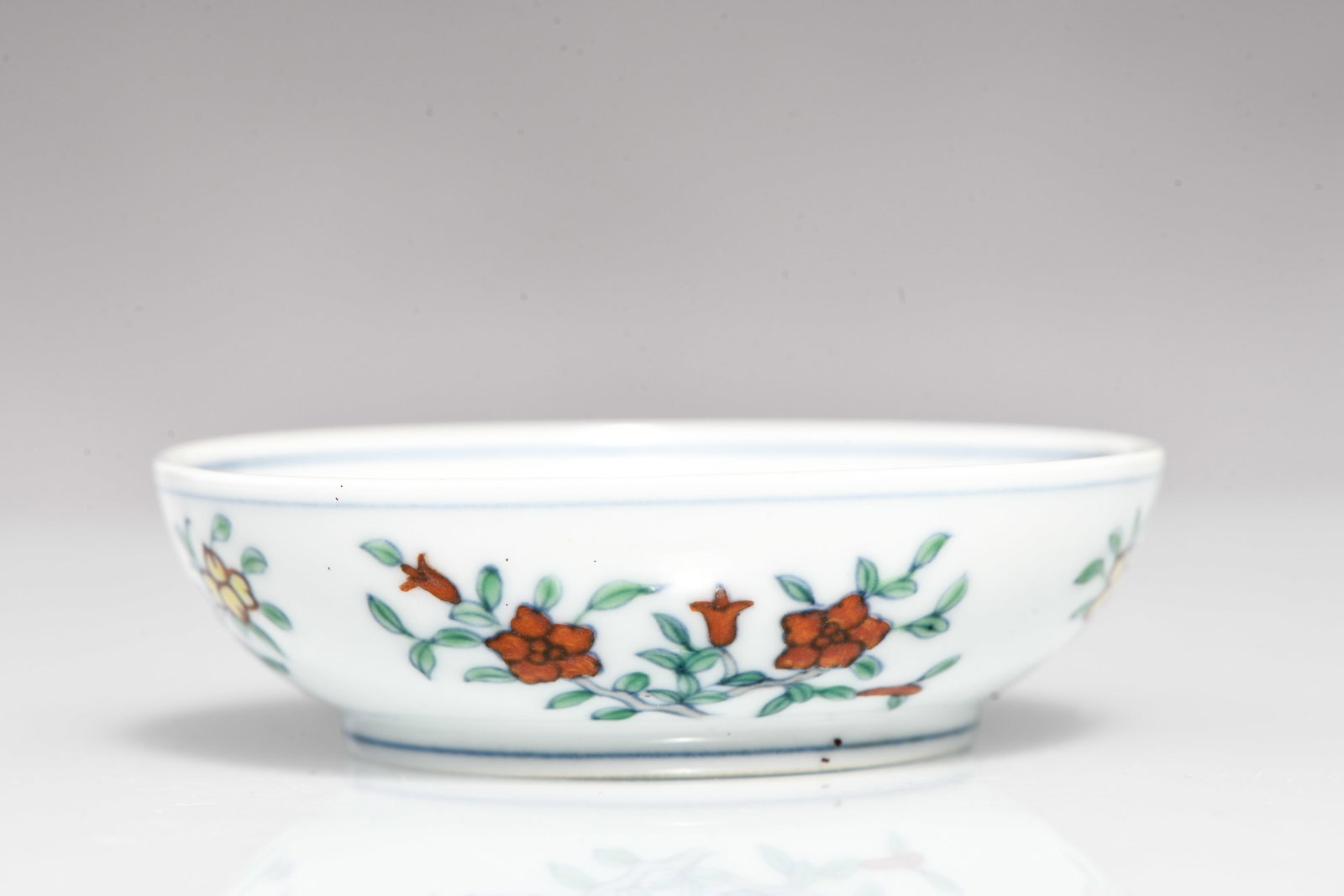 A doucai 'Interlocking grapes' small dish - 2