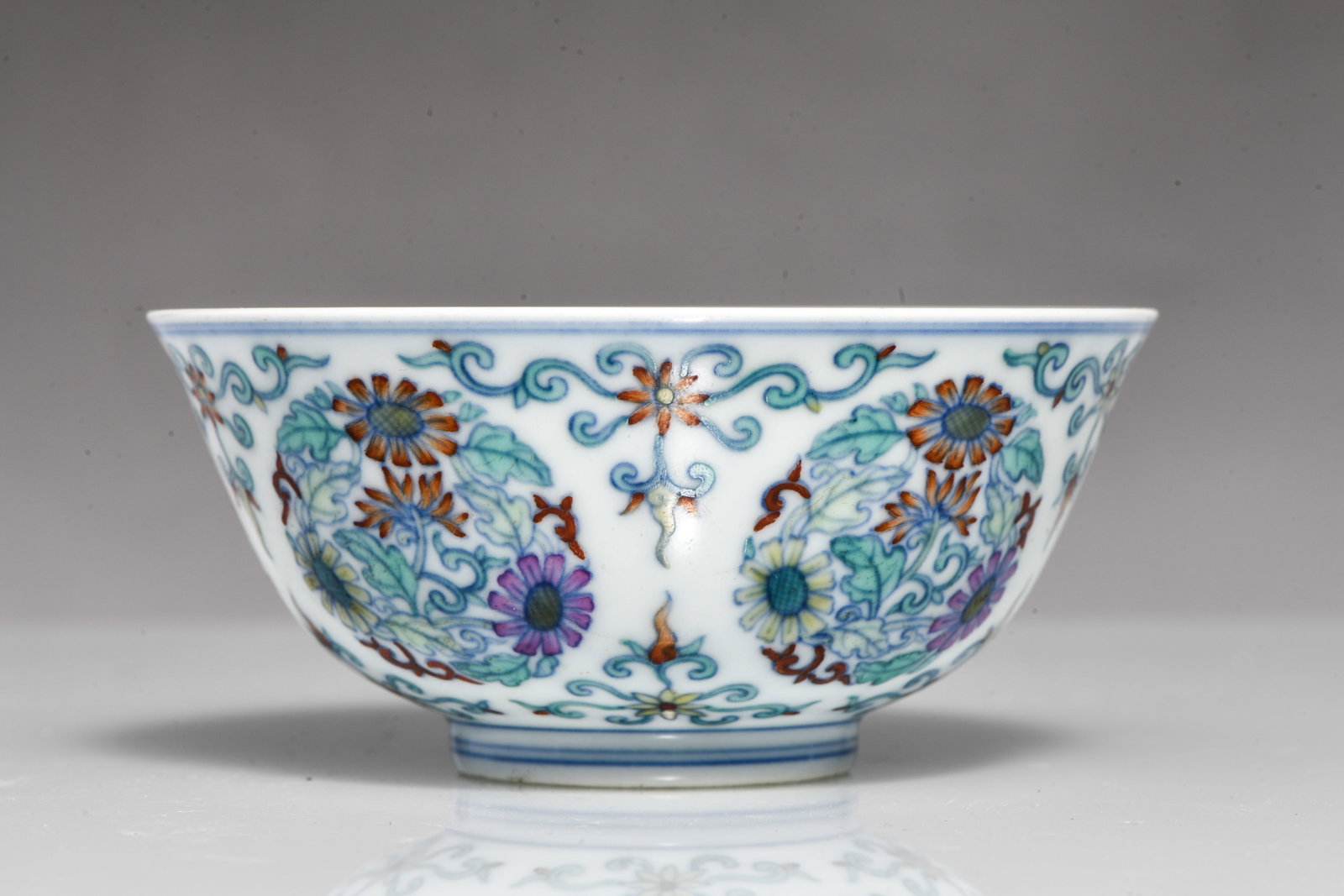 A doucai 'interlocking chrysanthemums' bowl - 2