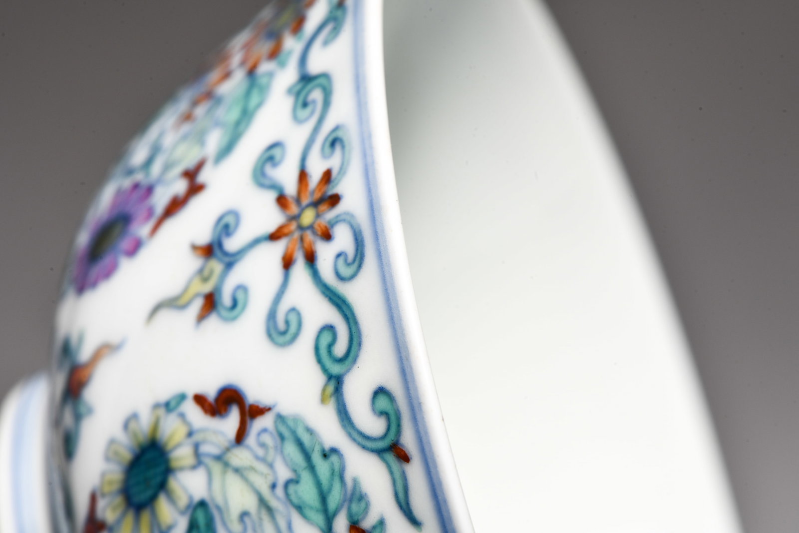 A doucai 'interlocking chrysanthemums' bowl - 3