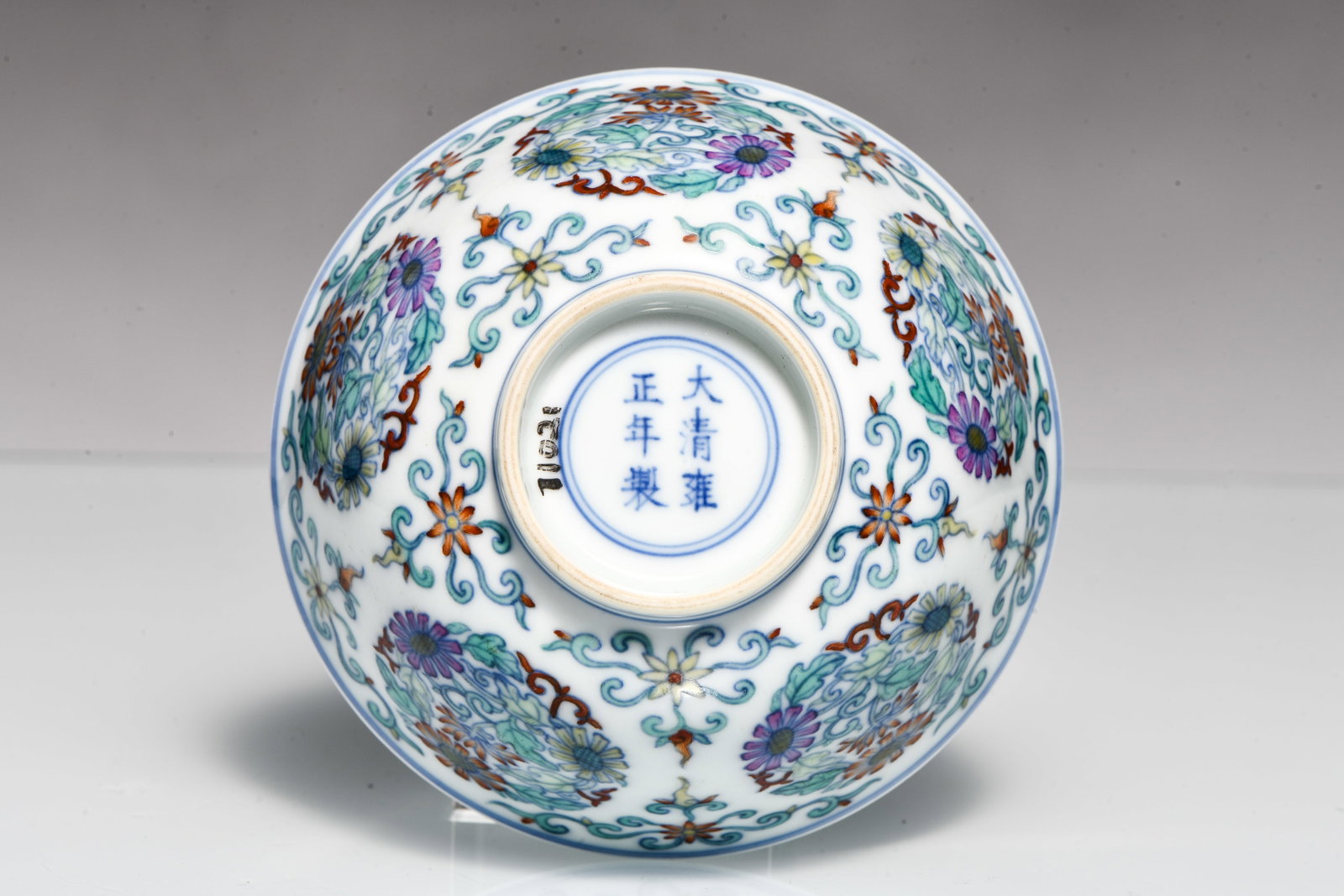 A doucai 'interlocking chrysanthemums' bowl - 4