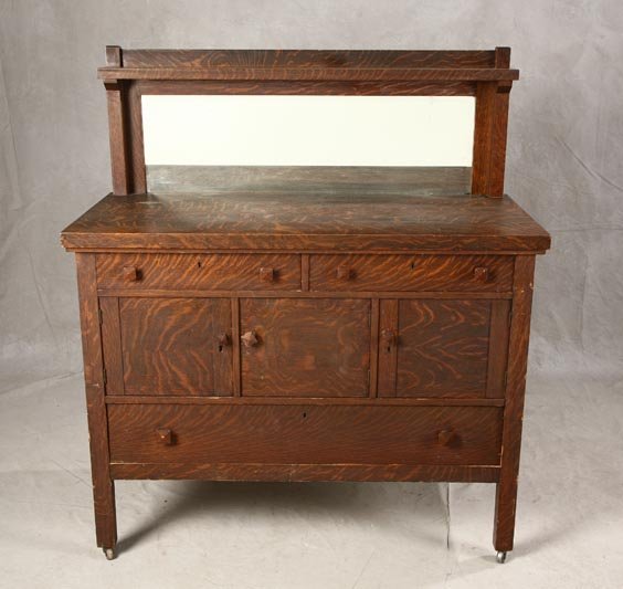 ARTS AND CRAFTS OAK SIDEBOARD. Quarter sawn oak i