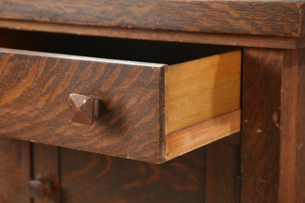 ARTS AND CRAFTS OAK SIDEBOARD. Quarter sawn oak i - 3