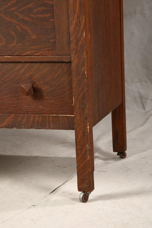 ARTS AND CRAFTS OAK SIDEBOARD. Quarter sawn oak i - 4