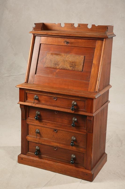 SMALL EASTLAKE DESK. Walnut in mellow finish. Car