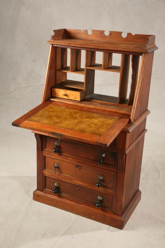 SMALL EASTLAKE DESK. Walnut in mellow finish. Car - 2