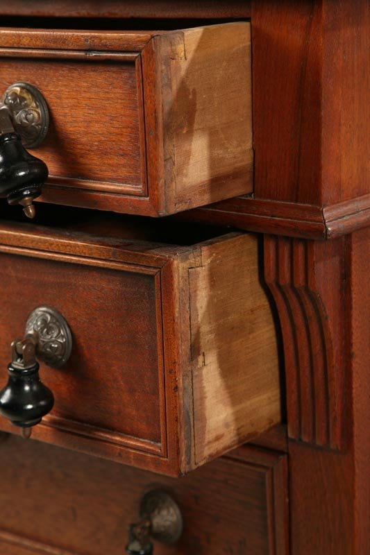 SMALL EASTLAKE DESK. Walnut in mellow finish. Car - 4