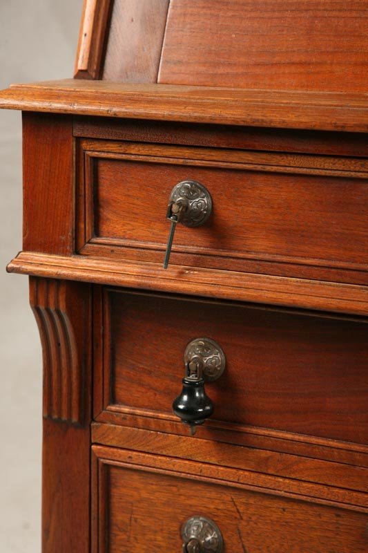 SMALL EASTLAKE DESK. Walnut in mellow finish. Car - 5