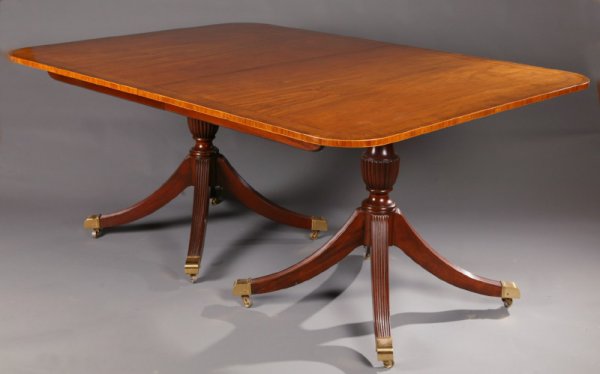 CLASSICAL-STYLE DINING TABLE MADE BY BAKER FURNITU