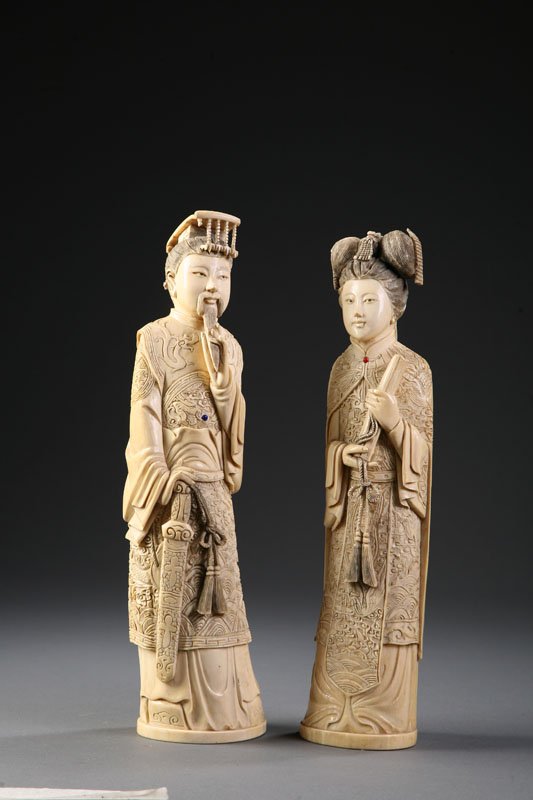 TWO CHINESE IVORY CARVINGS.