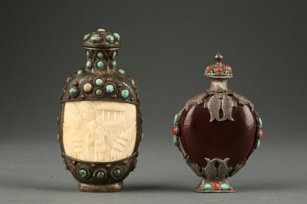 TWO SNUFF BOTTLES.