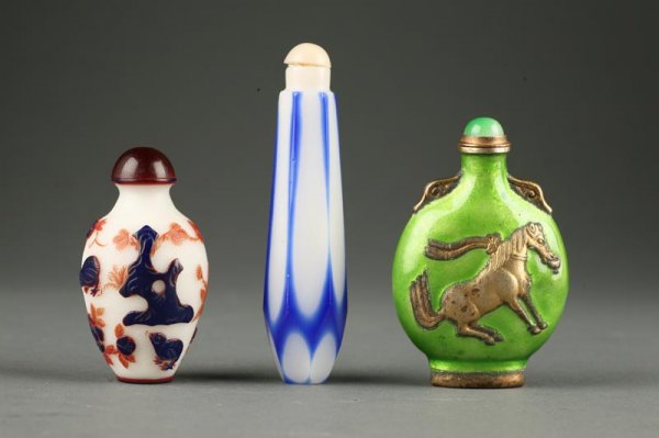 THREE SNUFF BOTTLES.