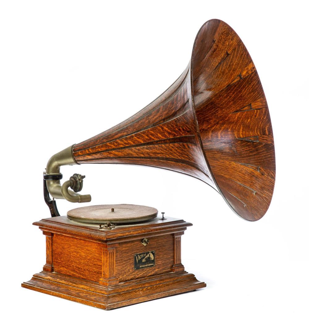 VICTOR III PHONOGRAPH RECORD PLAYER WITH OAK HORN.: VICTOR III PHONOGRAPH RECORD PLAYER WITH OAK HORN. American, 1st quarter-20th century. Original oak "spear" tip horn, exhibition reproducer, and original turntable felt. 32"h. 16"w. 16"d., horn is 21.