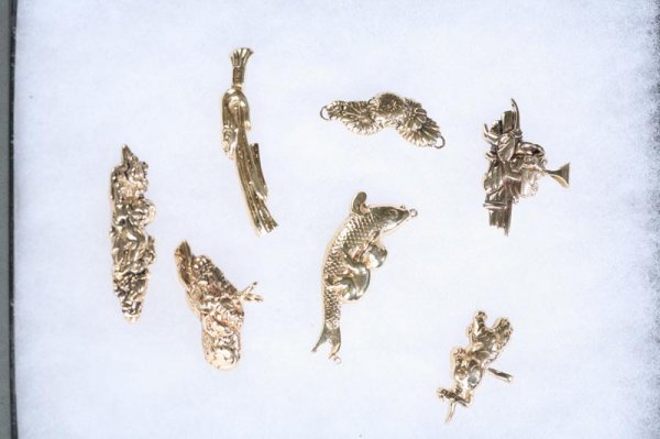 SEVEN GOLD ORIENTAL PENDANTS/PINS. All 14kt. Samu: SEVEN GOLD ORIENTAL PENDANTS/PINS. All 14kt. Samurai. 1 1/4"l. Tiger. 1 1/8"l. Flowers 1 1/8"l. Monkey riding a coy. 1 5/8"l. Eel pin. 1 5/8"l. Dragon. 1 1/4"l. Abstract pin. 1 1/2"l. Total weight of