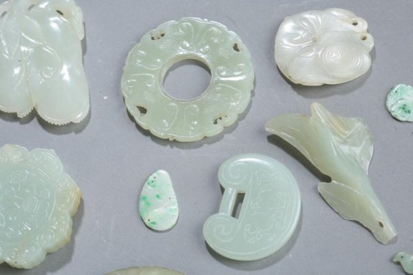 TWENTY-SIX JADE CARVINGS. Large carvings include - 4