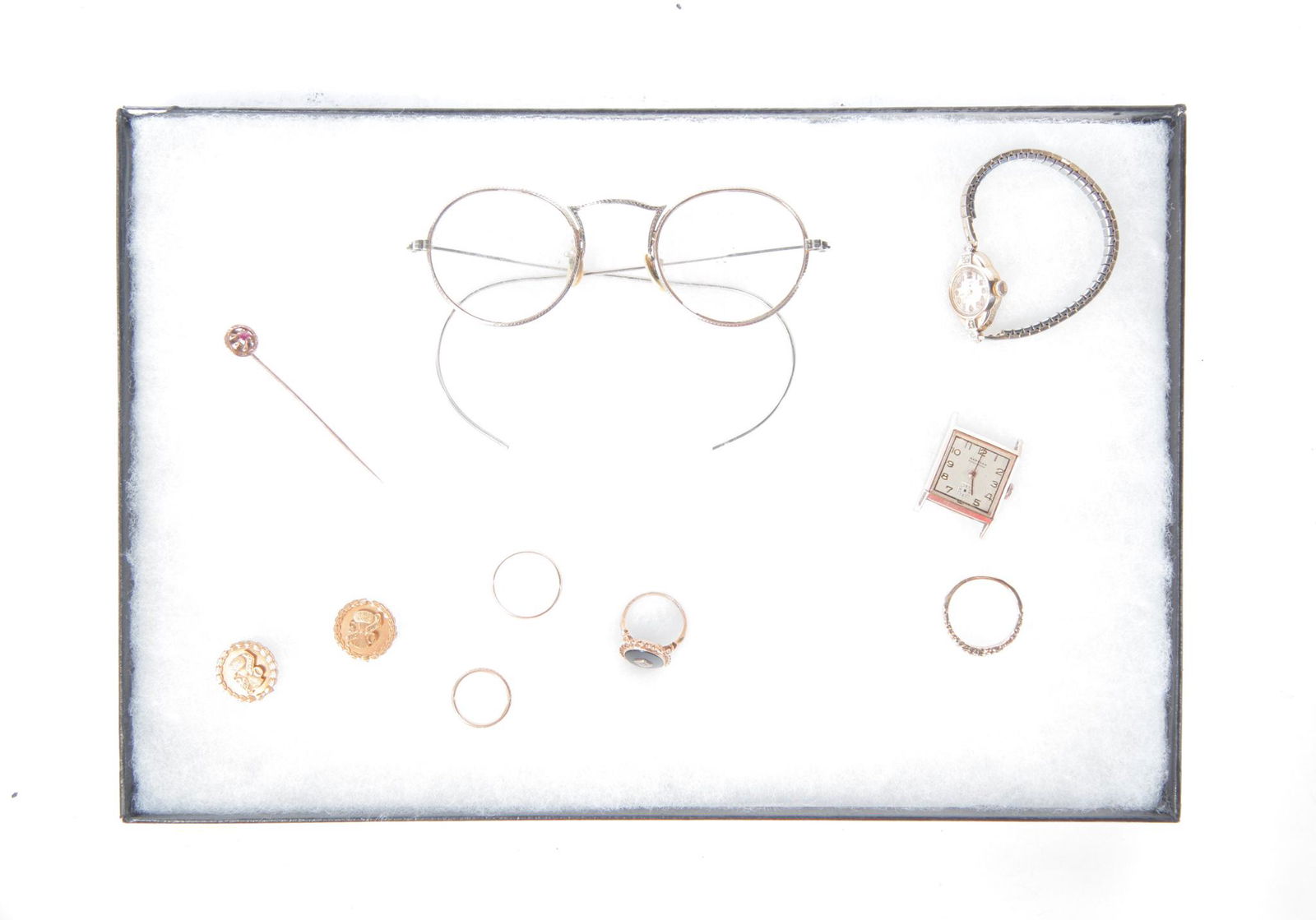 MIXED GROUP OF VINTAGE GOLD JEWELRY. (1 of 2)