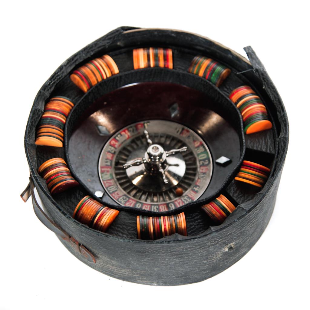 AMERICAN GAMING SET AND ROULETTE WHEEL. (1 of 5)