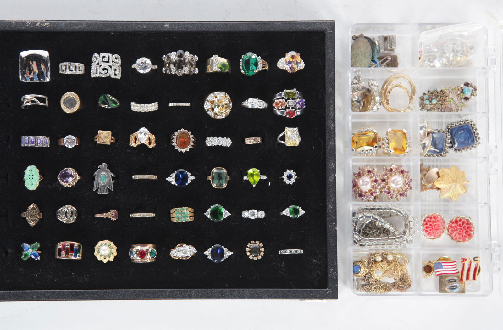 GROUP OF RINGS AND OTHER COSTUME JEWELRY. (1 of 4)