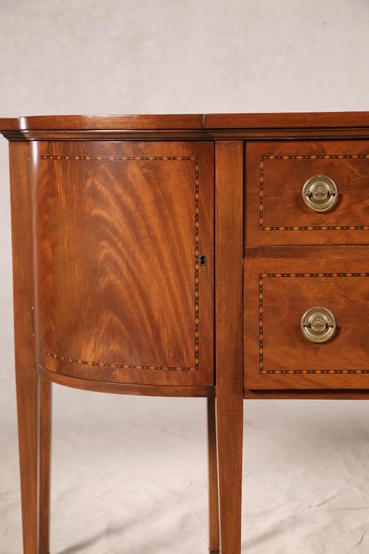 HEPPLEWHITE STYLE SIDE BOARD. Mahogany with bande - 2