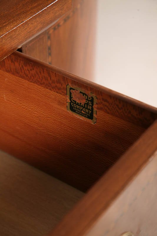 HEPPLEWHITE STYLE SIDE BOARD. Mahogany with bande - 3