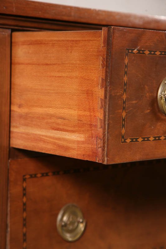 HEPPLEWHITE STYLE SIDE BOARD. Mahogany with bande - 4