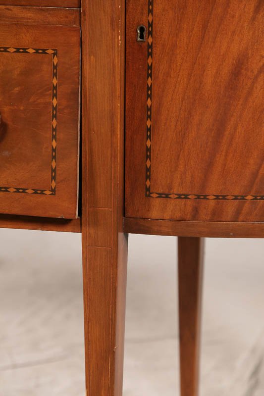 HEPPLEWHITE STYLE SIDE BOARD. Mahogany with bande - 5